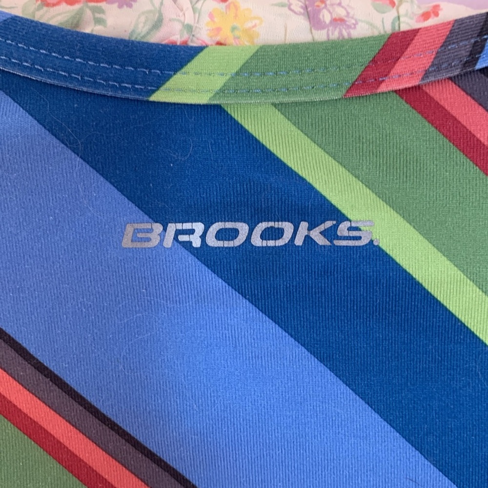 3/10$ Brooks running Colorful Striped Sleeveless Top - Picture 3 of 6